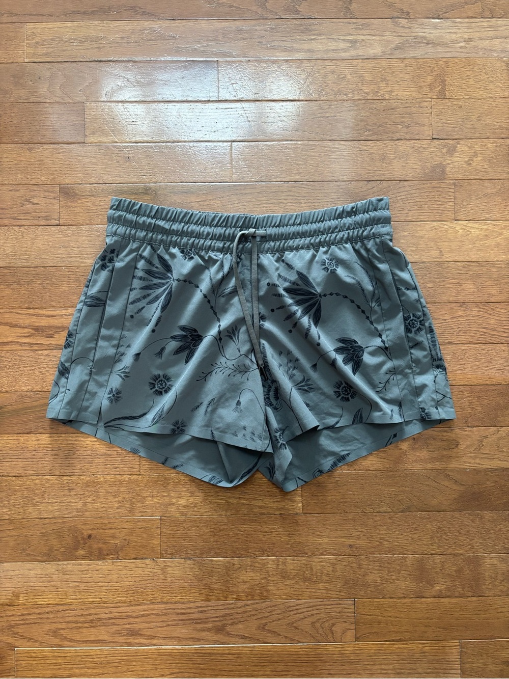 Athleta Grey/Green Floral Print Casual Drawstring Shorts